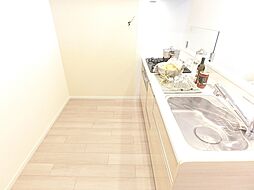 [キッチン] キッチンは食洗機付きで家事をサポートしてくれます。