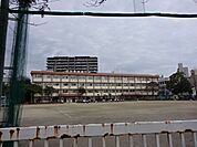 【中洲小学校】中央町，上之園町，上荒田町の3町で構成されています。公共施設が建ち並び，教育的・文化的環境には恵まれています。「三方限の教え」「負けるな，うそを言うな，弱い者をいじめるな」 150m