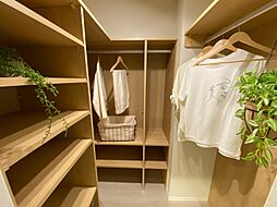 [内装] 居室には大収納のクローゼットを配置しました。ご自慢のお洋服をしっかりとしまえる、確かな収納力を備えています。