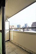 バルコニーは南向きで日当たり良好です。