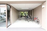 ＊駐輪場＊建物の下にあるため、直射日光や、雨の時も濡れずに安心ですね。照明がついており、夜でも安心です。