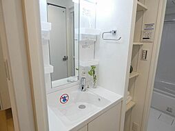 [洗面] 【洗面室】洗面化粧台の鏡はお子様でも見やすい高さです。鏡横のトレイに小物を収納すると、水栓周りがスッキリと片付きます。