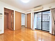 洋室6.9帖、照明器具は備え付けです。