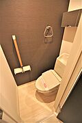 トイレは温水洗浄機能付きです。上部に収納もあります。