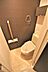 トイレ：トイレは温水洗浄機能付きです。上部に収納もあります。