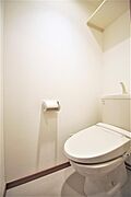 トイレは温水洗浄機能付きです。便利な小棚付きです。