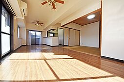 [居間] 柔らかな色合いのフローリングと清潔感の溢れるクロスが明るい空間を創り出しているリビング・ダイニング。