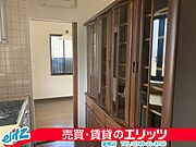 大きな食器棚があり、収納には困りません。
