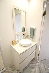 [洗面] 可愛らしいデザインの洗面化粧台。お部屋の雰囲気によく合っています