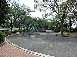[周辺] 東伸ふれあい公園まで911m、公園はコの字型になっていて、遊具広場とボール遊びが出来る広場に分かれています。ブランコやすべり台などの遊具があります。