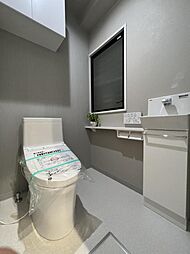 [トイレ] ウォシュレット機能付きのトイレでいつでも清潔。その場で手を洗える手洗いボウルは掃除のときにも便利です