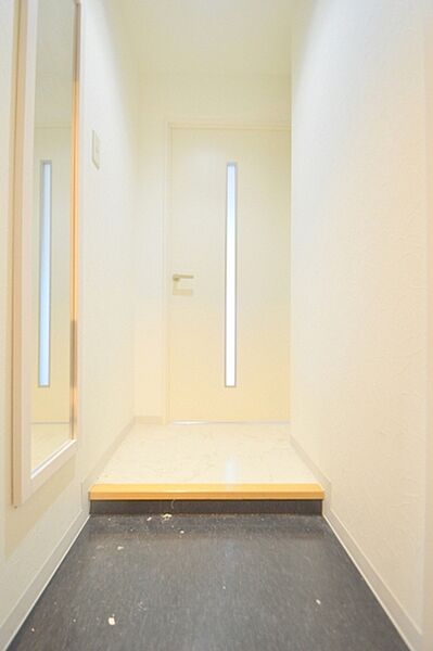 画像4:白を基調とした清潔感のある室内です。