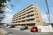 タイル張りの7階建マンション4階の角部屋