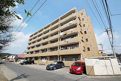 外観：タイル張りの7階建マンション4階の角部屋