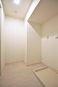 脱衣所には洗濯機置き場があります。