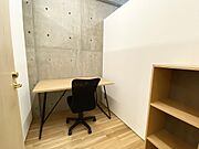 個室にはデスク、椅子、棚付きなので、すぐに仕事が開始できます。