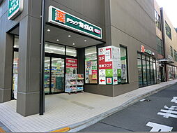 [周辺] ドラッグセイムス横浜磯子店まで271m、磯子駅前の通りから1本入ったところにあるドラッグストア。夜22：45まで営業しています。