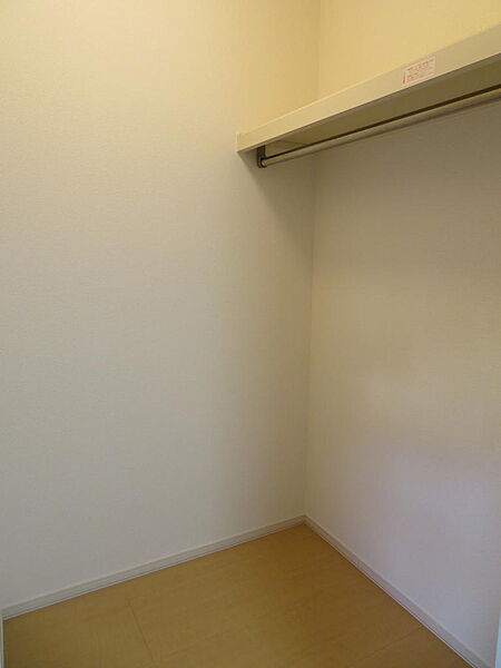 画像17:ウォークインクローゼット。各室収納で収納スペースも充実です。