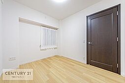 [内装] 住まう方自身でカスタマイズして頂けるように「シンプル」にデザインされた室内。自由度が高いので家具やレイアウトでお好みの空間を創り上げられます。