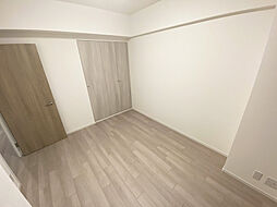 [内装] 家具の色を選ばないシンプルな色合いの洋室。