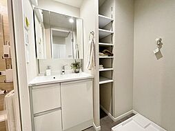 [洗面] 　使い勝手の良い三面鏡仕様の洗面台　リネンや着替えのストックに便利な可動棚を設けてます