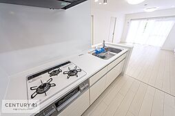 [キッチン] 三口コンロなので、お湯を沸かしながら料理が出来ます！調理スペースも広々していて、作業がしやすいです！手際よく料理が出来て家事楽々！暮らしに優しいI型システムキッチンです！