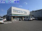 ファミリーマート鐙西店 253m