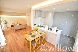 [居間] 料理というクリエイティブな時間に相応しい、機能美。幅広いキッチンの空間はママにとっての嬉しい動線を確保しております。プライベートスペースを彩るインテリアとしての美も兼ねております。