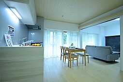 [居間] 快適なキッチン、居心地がよいLDK。家は家族が幸福になる場所です。幸せになる暮らしのための快適な設備・仕様を採用しました。