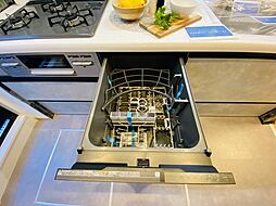 [設備] 家事の負担を軽減出来る食器洗浄機付です。