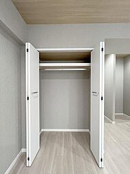 [収納] 豊富な収納力のあるクローゼット付きでお部屋をすっきりと片づけられ住空間が有効に活用できます。
