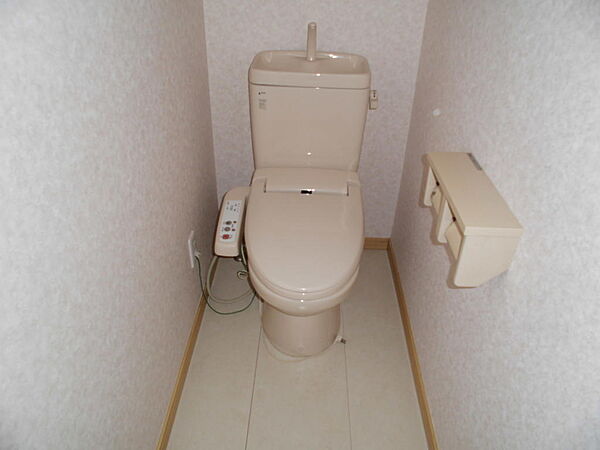 画像6:ウォシュレット付きトイレ、間取りも広い為、窮屈な感じがありません