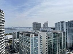 [その他] バルコニー眺望左方面。パシコ横浜の先に海を望みます。