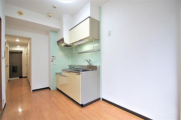画像3:キッチンまわり、横に冷蔵庫スペースがあります。