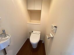 [その他] 【トイレ】タンクレスタイプを採用。ゆったりとしたスペース。