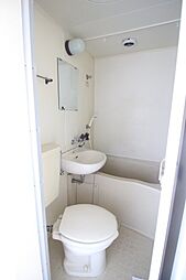 [トイレ] トイレはユニットバスです。水回りがまとまっているので掃除が楽です。