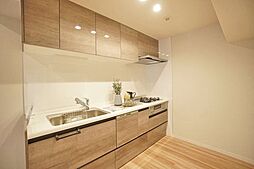 [キッチン] 室内のカラーにマッチした明るい色のキッチン。吊戸棚も付いて統一感のある空間に仕上がっております。
