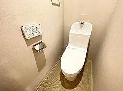 [トイレ] 水周りはシンプルにホワイトで統一。清潔性とウォシュレットが付いて実用性も兼ね備えた造り。