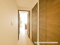 [玄関] 【玄関】毎日通る場所なので、清潔で快適な場所にしたいですね！玄関ホールは、シンプルかつ清潔感のデザイン