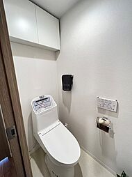 [トイレ] 上部の物入れが便利なトイレです。