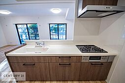[キッチン] デザイン性のあるオシャレなシステムキッチン！見た目だけでなくたっぷり付いた収納に広々した調理スペース！作業がしやすい充実した仕様です！作業の効率がアップします！