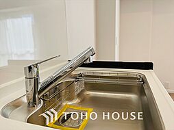 [キッチン] 【Water cleaner】蛇口から流れ出すお水はクリーンでいつも楽しめます。また浄水器内臓シャワー混合栓なので場所取らずのスッキリとしたスタイルです。