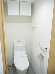 [トイレ] ウォシュレット機能付きのトイレになります。タンク上部には吊戸棚が設置されています。