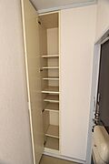 玄関（壁・天井・床材全面張替施工中です。
