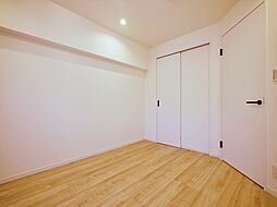 [寝室] 白を基調とした部屋は、部屋をより広く見せてくれます。光を反射するので部屋を明るく美しく見せる効果もあります。