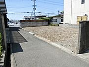 敷地東側の奥より見た風景です。敷地西側は、現在駐車場として使われていますので建物がなく開放的です