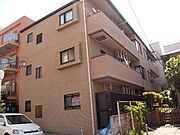 外観タイル張りの低層マンションです。オートロック付になります。