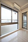 東向きの窓は大きく採光が取れます。