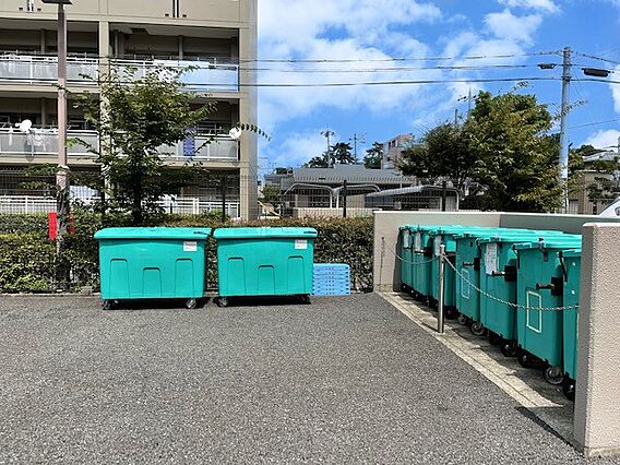 敷地内にあるゴ...