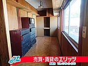 ２階納戸です。物が残ってますが、売主様に撤去してもらえます。